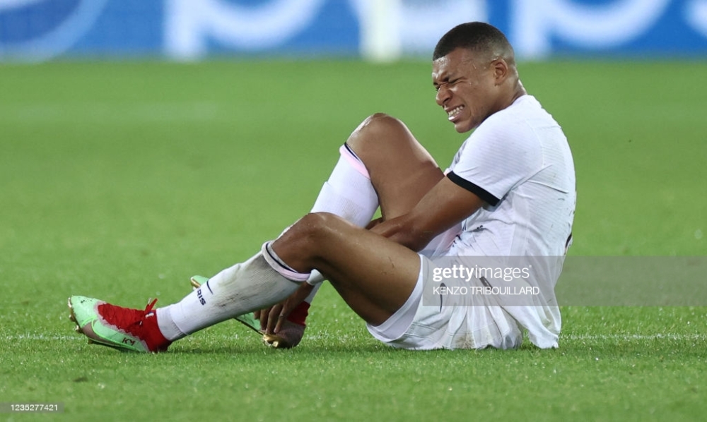 Kylian Mbappé yasimbuwe mu ntangiriro z'igice cya kabiri kubera imvune