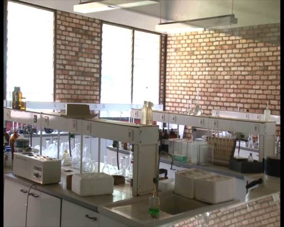 Minisitiri w'Uburezi yasabye ko Laboratoires zidakoreshwa zahabwa abazibyaza umusaruro barimo n'amashuri yisumbuye