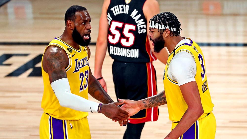 LeBron James na Anthony Davis bafashije LA Lakers gutsinda Miami Heat mu mukino wa mbere