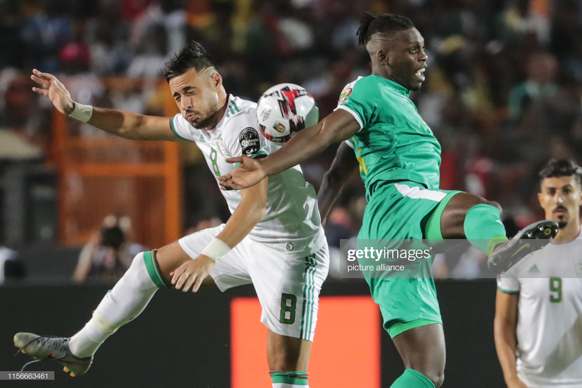 Lamine Gassama ahanganiye umupira na Youcef Belaili wa Algerie