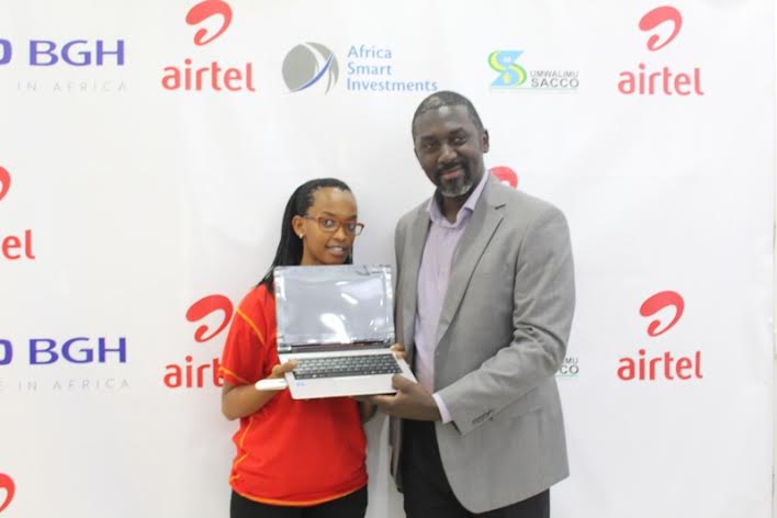 Uhagarariye Umuyobozi mukuru wa Airtel Rwanda, Phillip Onzoma ashyikiriza mudasobwa umwe mu bahagarariye Airtel
