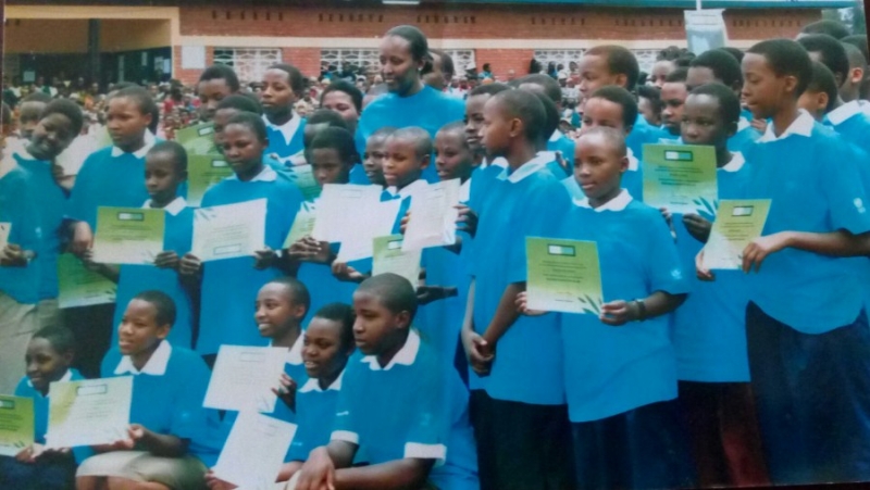 Mukunde Laurette mu 2010 yahembwe na Madame Jeannette Kagame nk’umwe mu bakobwa batsinze neza mu kizamini cya leta gisoza amashuri abanza