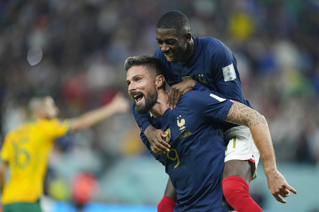 Olivier Giroud yahetse Ousmane Dembélé mu kwishimira igitego kimwe muri bibiri yatsinze kuri uyu mukino