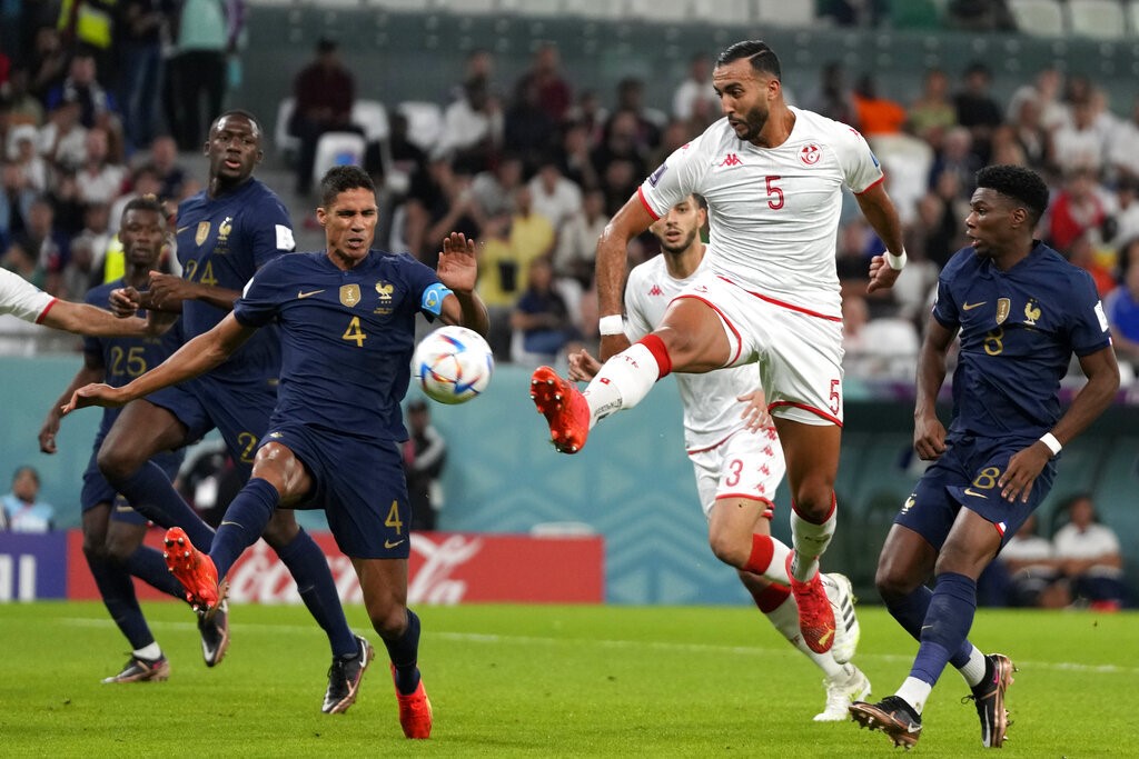 Myugariro w'u Bufaransa, Raphaël Varane ahanganiye umupira na Nader Ghandri wa Tunisia
