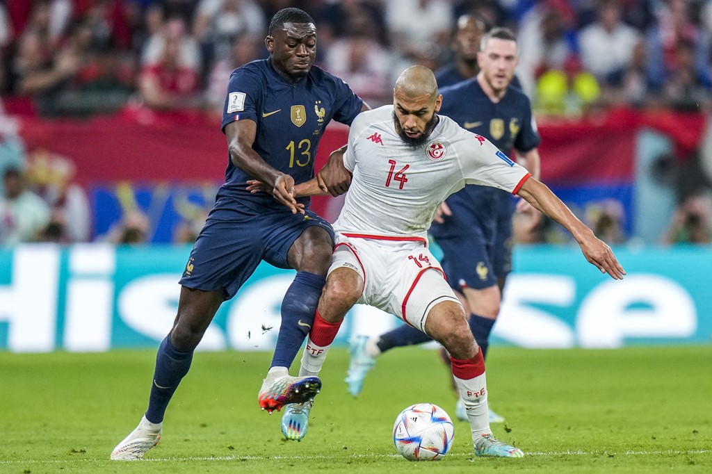 Aissa Laidouni wa Tunisia ahanganiye umupira na Youssouf Fofana w'u Bufaransa