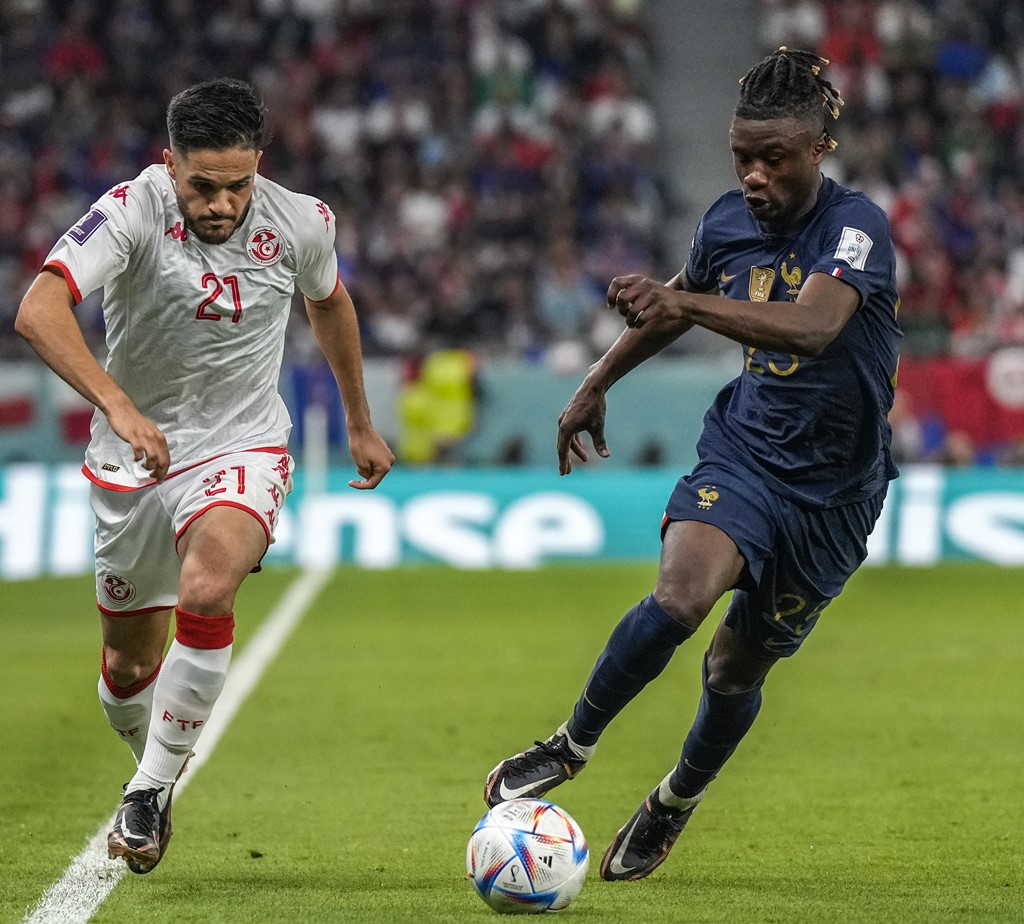 Eduardo Camavinga agerageza kwambura umupira Wajdi Kechrida wa Tunisia