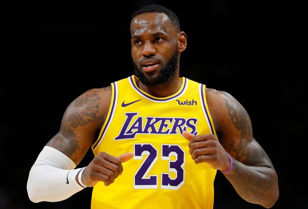 LeBron James yambaraga nimero 23 muri Los Angeles Lakers amazemo imyaka ine