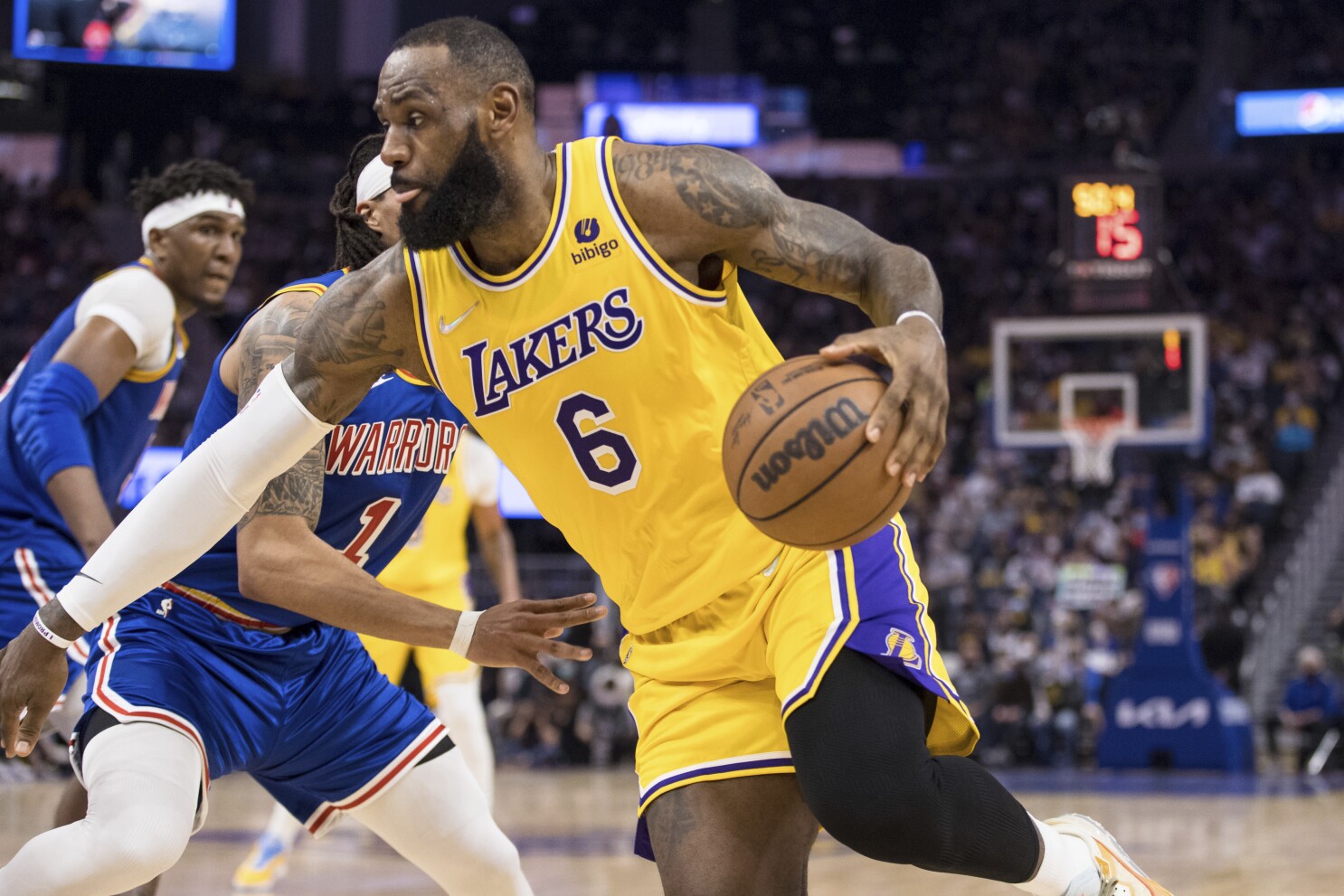 LeBron yakinnye iminota 38 atsinda amanota 26