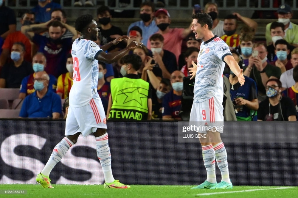 Lewandowski na Alphonso Davies bishimira igitego