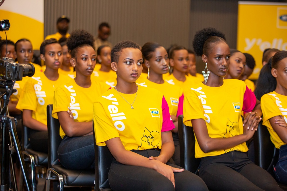 Abakobwa bari bitabiriye umuhango wo gutombora nimero bazatorerwaho
