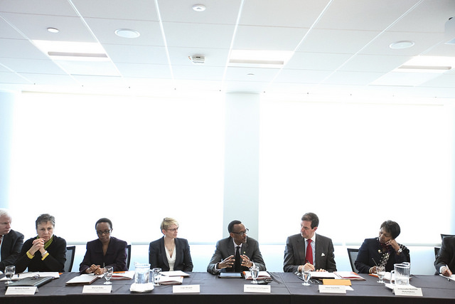 Perezida Kagame (hagati) hamwe n'umuyobozi wa UCSF Global Health Sciences Jaime Spulveda (iburyo) n'umuyobozi wungirije wa UCSF Leigh Morgan (ibumoso)