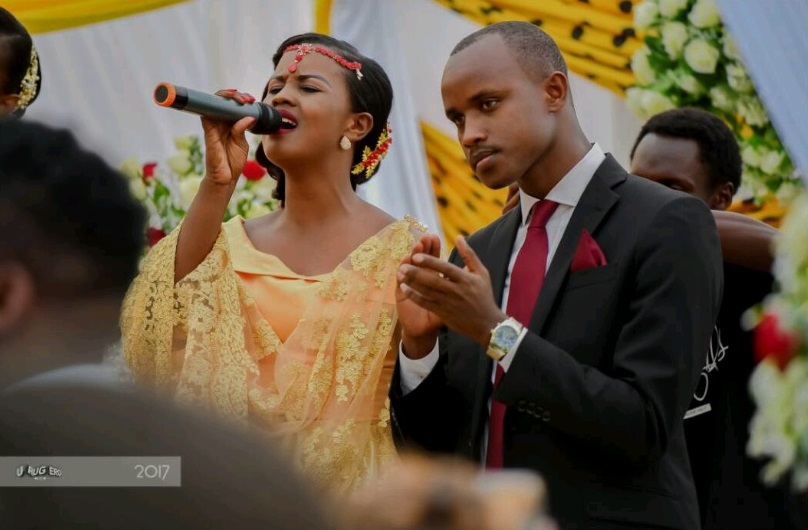 Mu muhango wo gusaba no gukwa wabereye Nova Passada, Diane yakoze mu muhogo aririmbira umukunzi we