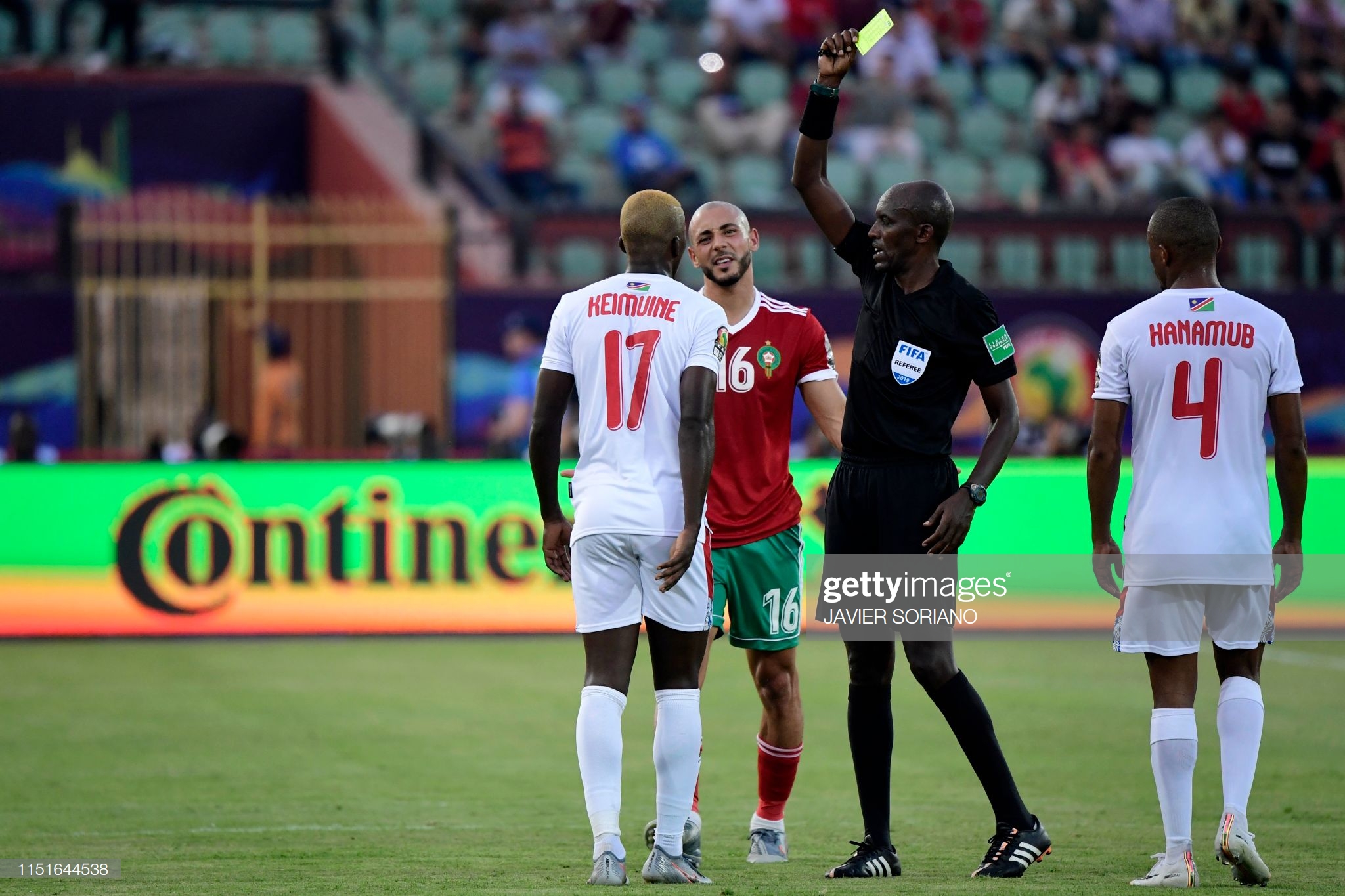Hakizimana Louis aha ikarita y'umuhondo Keimuine wa Namibia wari umaze kwitsinda igitego