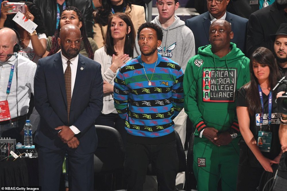 Ludacris wambaye ubururu areba ibirori bya Basketball