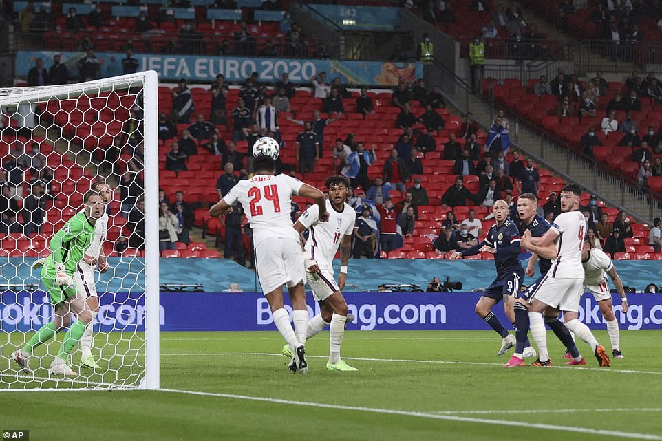 Reece James akura umupira mu izamu nyuma yo guterwa na Lyndon Dykes