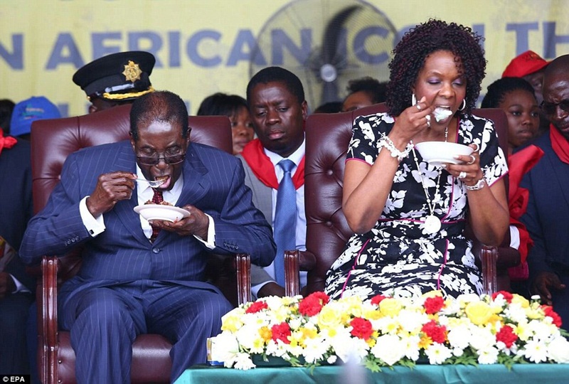 Perezida Mugabe n'umugore we Grace barya ku mugati w'umunsi mukuru