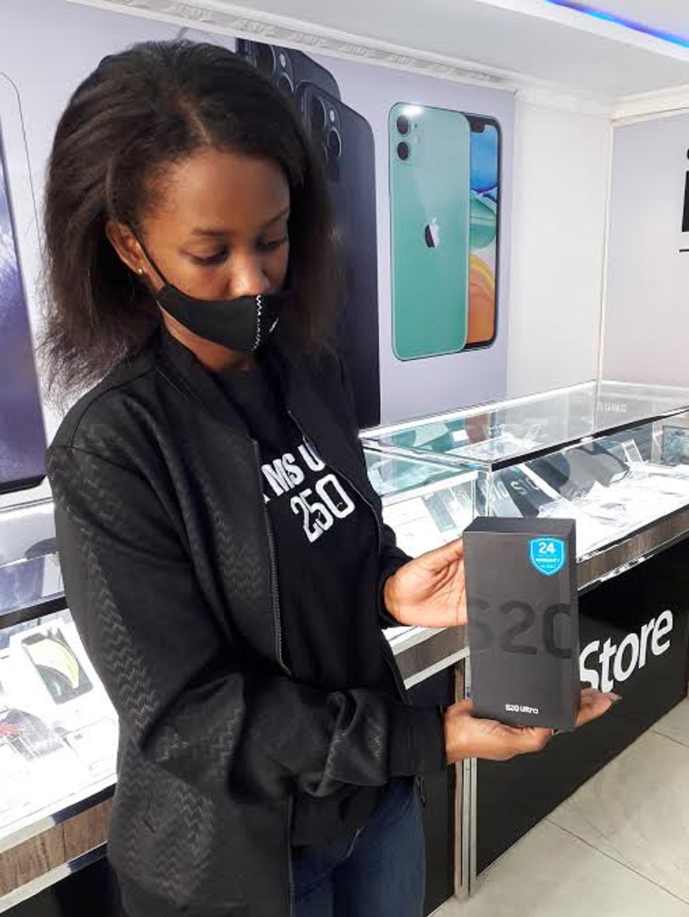 Iduka Samsung 250 ni ryo rizana izi telefoni mu Rwanda, kandi rigatanga garanti y'imyaka ibiri