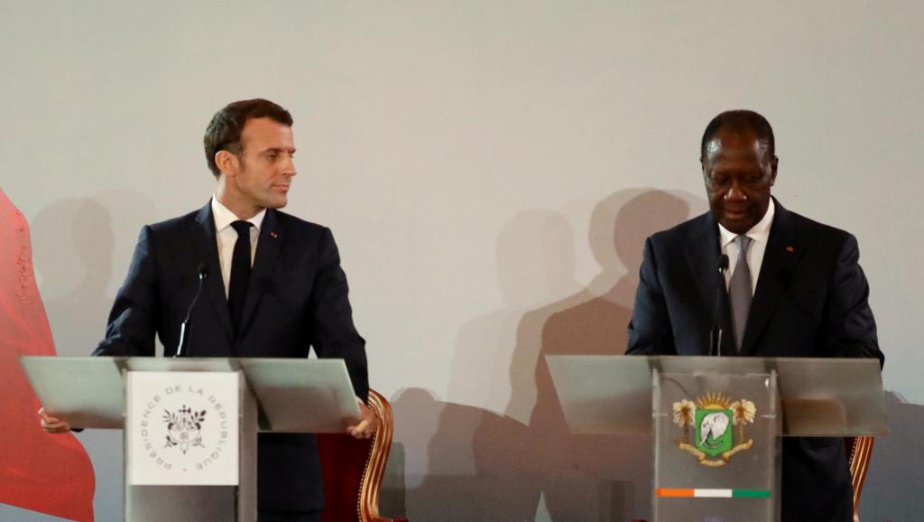 Perezida Emmanuel Macron (ibumoso) na Perezida Ouattara ubwo batangazaga ko ifaranga rya CFA rigiye gusimburwa na ECO