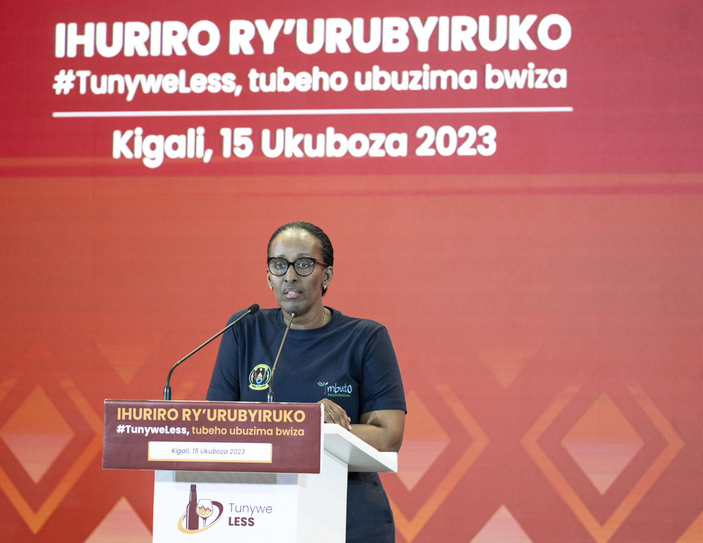 Madamu Jeannette Kagame yabwiye urubyiruko ko u Rwanda ari bo ruhanze amaso kandi ibyo bitashoboka mu gihe rukomeje kubatwa n'inzoga