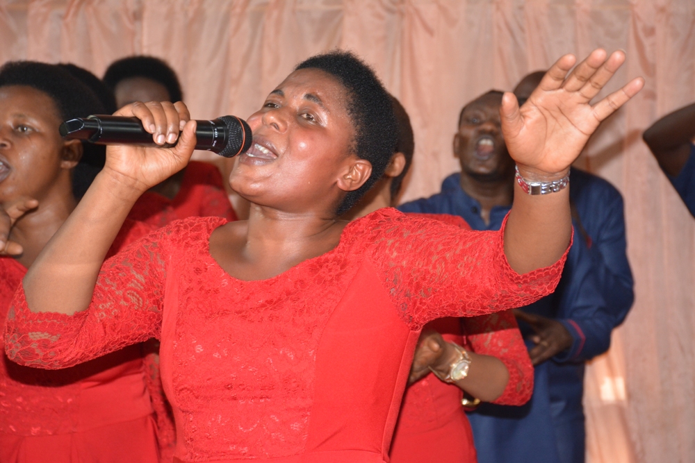 Mahirwe Adeline uririmba muri Korali Shalom yasohoye indirimbo “Asifiwe sana” ikubiyemo amashimwe yubakiye ku buzima yanyuzemo