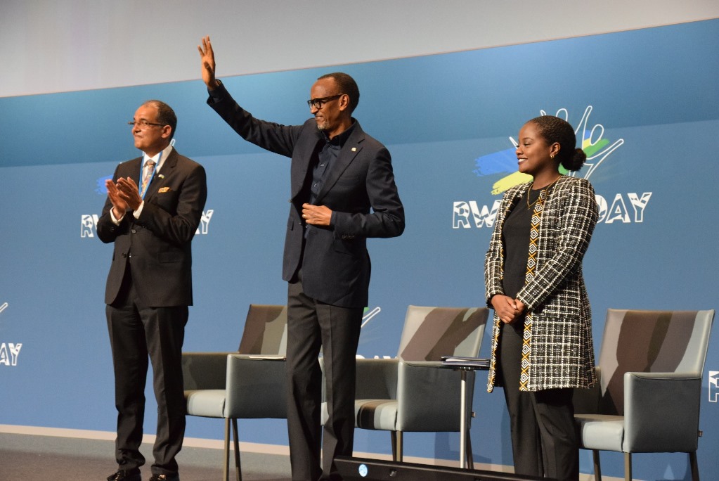 Perezida Kagame asuhuza abitabiriye Rwanda Day mu Budage