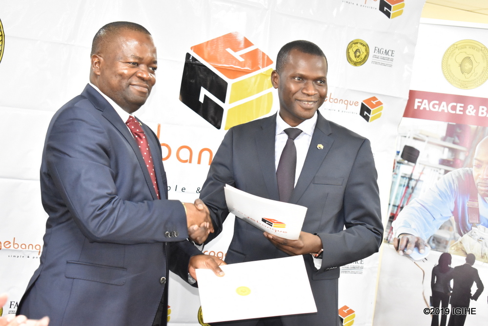 Umuyobozi Mukuru wa FAGACE, Basile Tchakounte n’Umuyobozi Mukuru wa Cogebanque, Cherno Gaye bamaze gushyira umukono ku masezerano