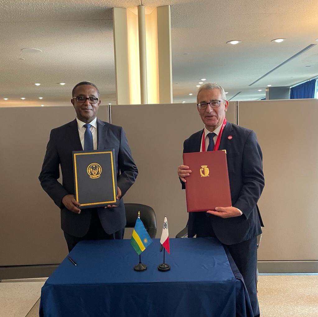 Evarist Bartolo wa Malta, yasinyanye amasezerano y’imikoranire mu bya politiki na Dr Vincent Biruta