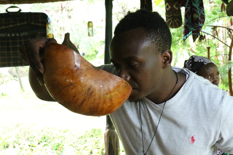 Mani Martin asongogera umutobe yenze