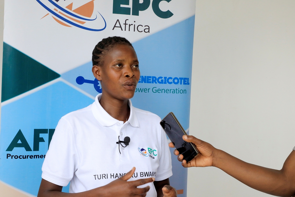 Manizabayo Vestine na we ari mu bahawe inkunga, yatangaje ko bari bafite ikibazo ko batitabwaho nk’abandi; ariko kuri ubu ashima ko EPC Africa yabibutse ikabaha ibiribwa ndetse n’ibikoresho