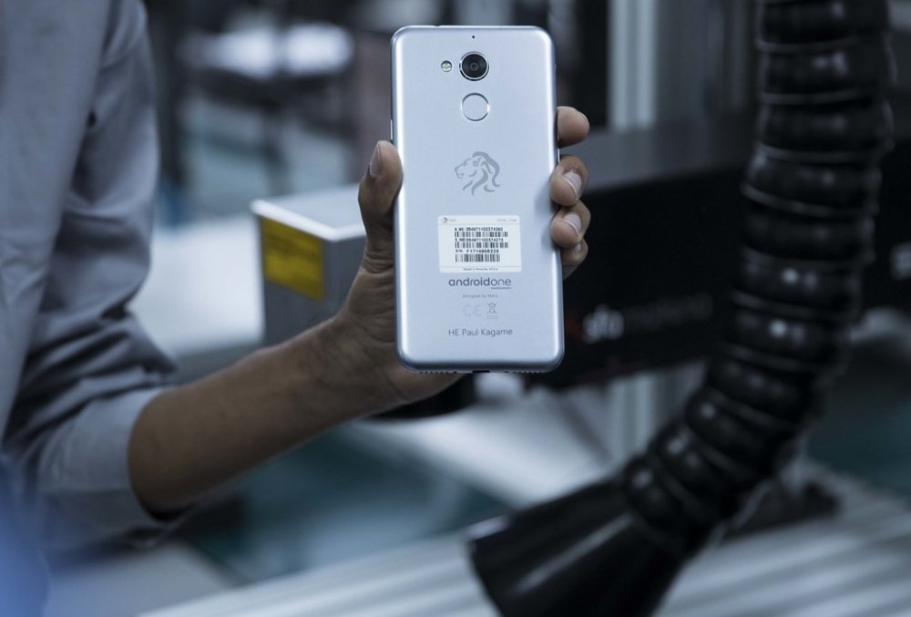 Perezida Kagame yafunguye uruganda rwa Mara Phones Rwanda mu Ukwakira 2019