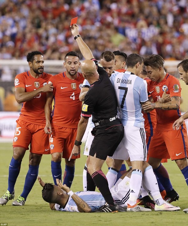 Marcos Rojo (uryamye hasi) yahawe ikarita itukura