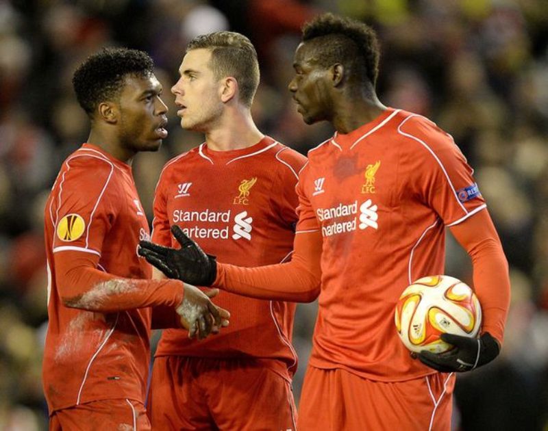 Mario Balotelli yanyaze Henderson (hagati) na Sturridge umupira awutera neza uvamo igitego
