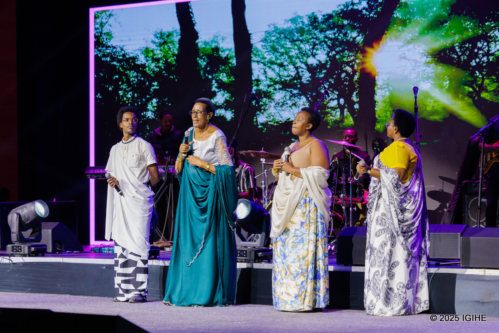 Mariya Yohana n'abaririmbyi bamufashije ku rubyiniro