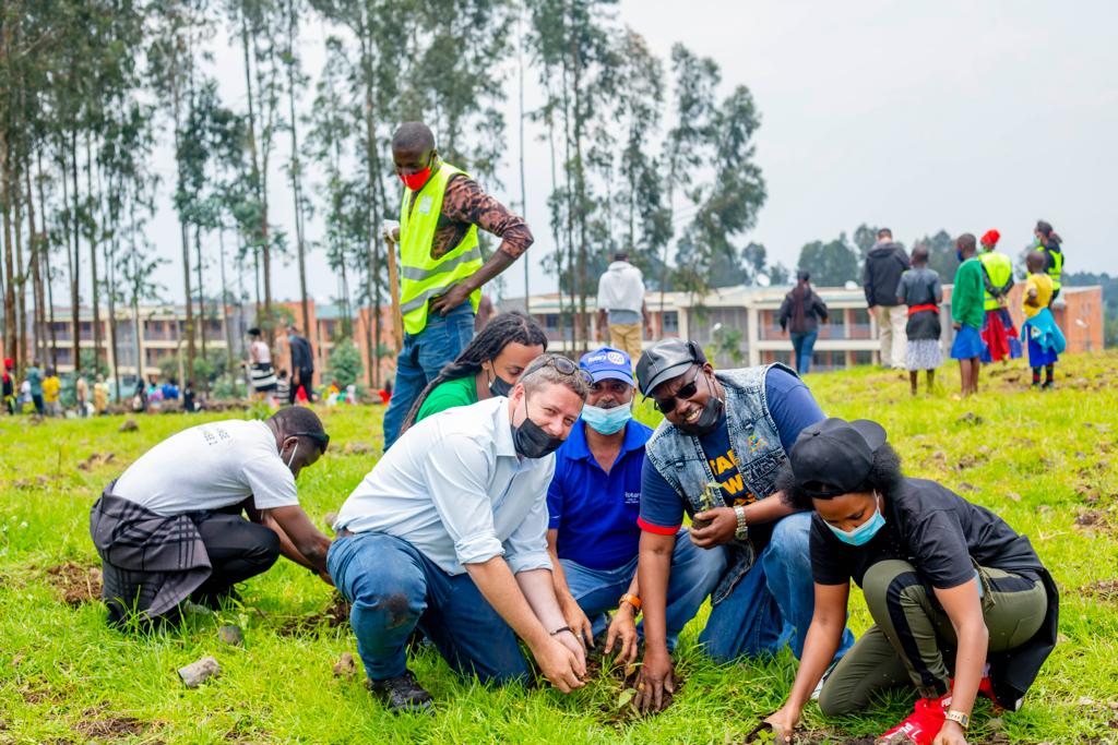 Rotary Club Kigali Virunga n'abafatanyabikorwa batandukanye bateye ibiti by’imbuto ziribwa mu Mudugudu w’Icyitegererezo wa Kinigi mu Karere ka Musanze