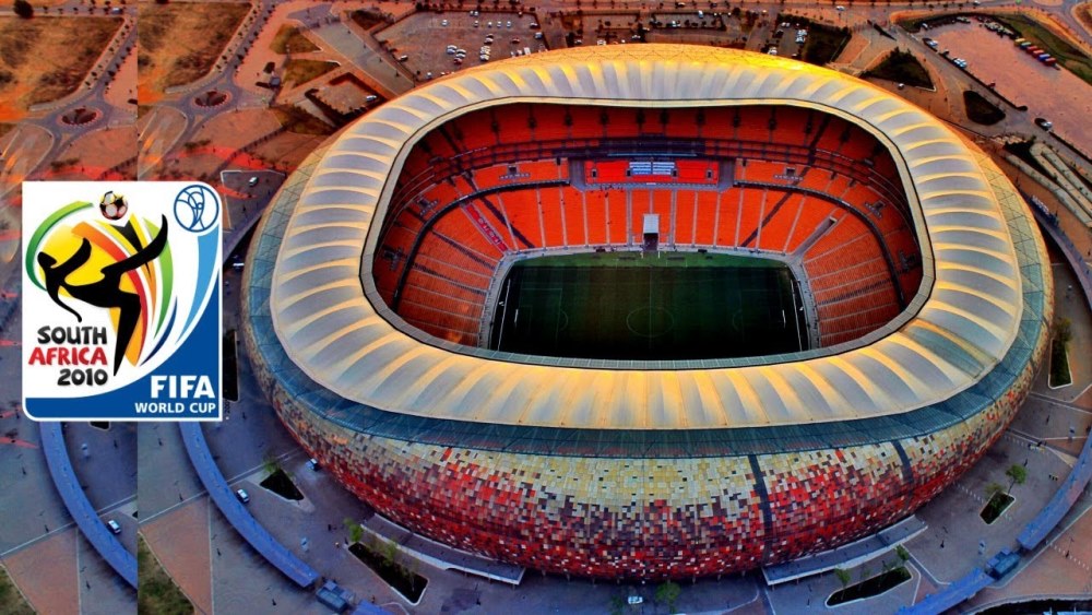 FNB Stadium uyirebereye inyuma ubona iteye nk'akabindi