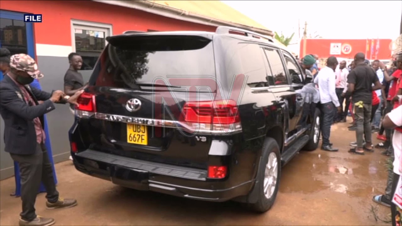 Imodoka ya Bobi Wine abashinzwe imisoro muri Uganda ngo ntibari nazi ko idatoborwa n'amasasu