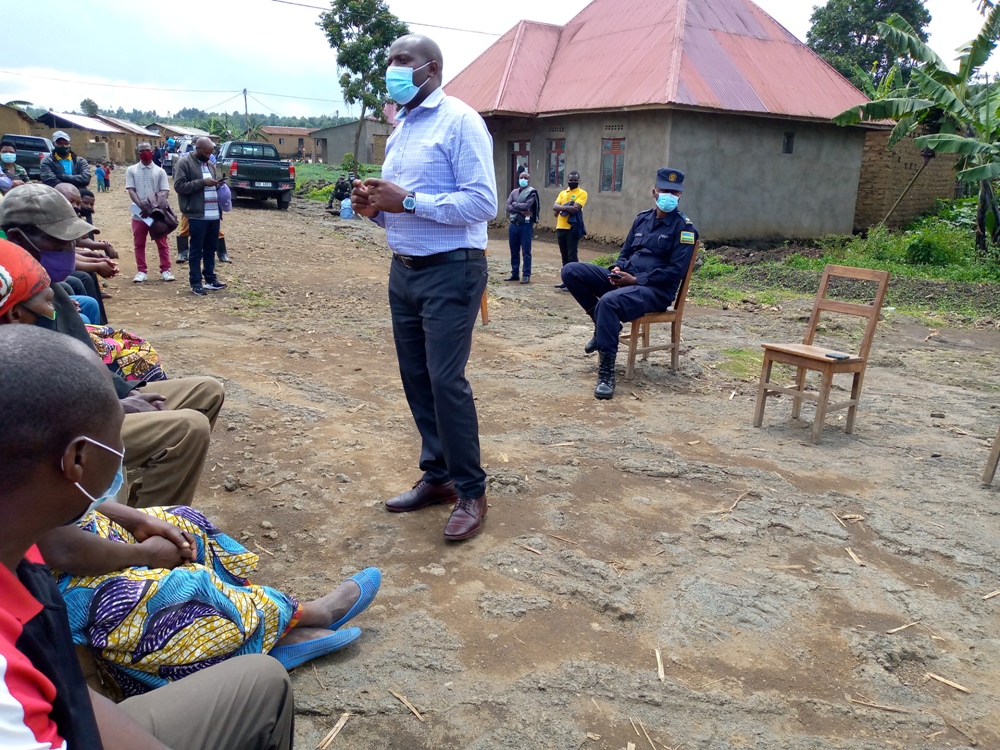 Umuyobozi w’Akarere ka Rubavu, Habyarimana Gilbert, yasabye abaturage kunyura mu nzira ziboneye