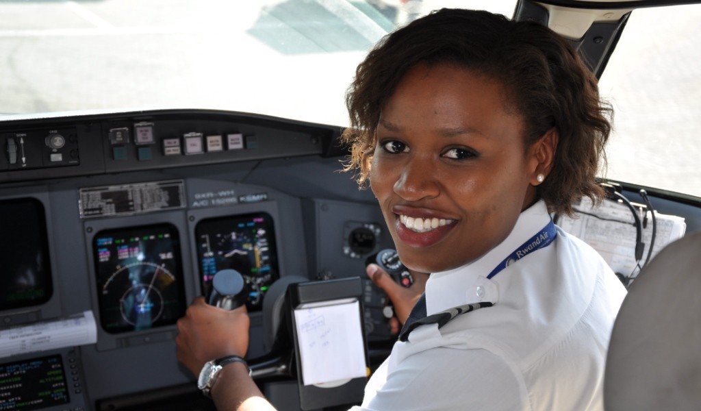 Mbabazi Esther yabaye umugore wa mbere utwara indege mu Rwanda