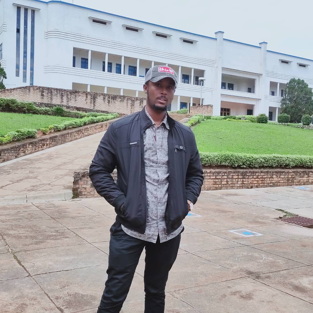 Ajya anyuzamo agasura Kaminuza y'u Rwanda yigiyemo itangazamakuru