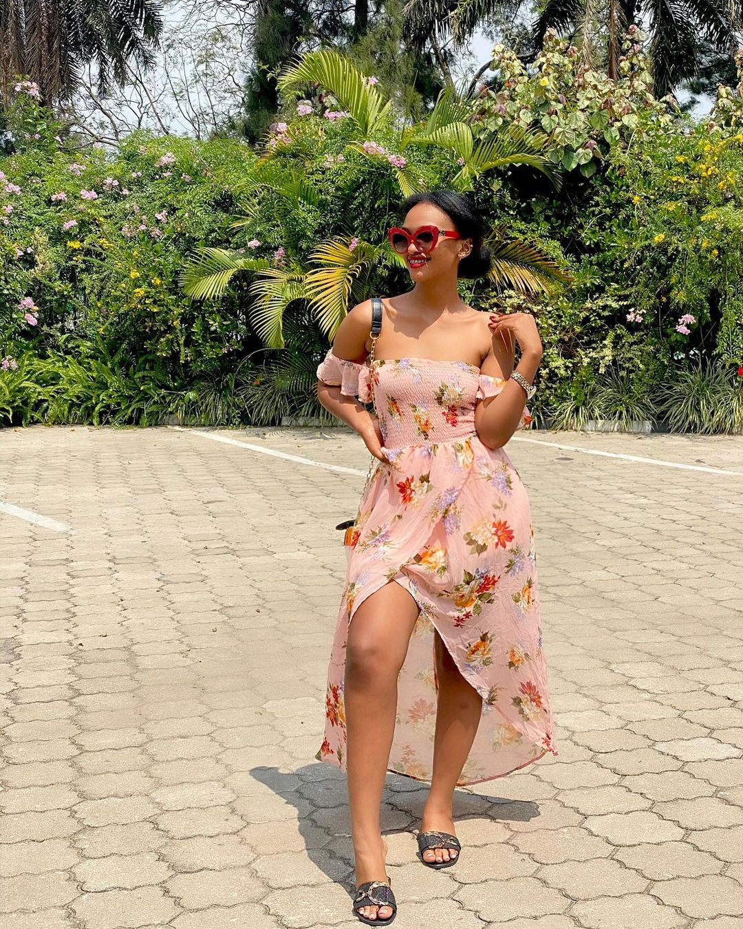 Mbabazi Ange kwambara neza si ibyo ashakisha kuko acuruza n'imyenda igezweho muri Kigali