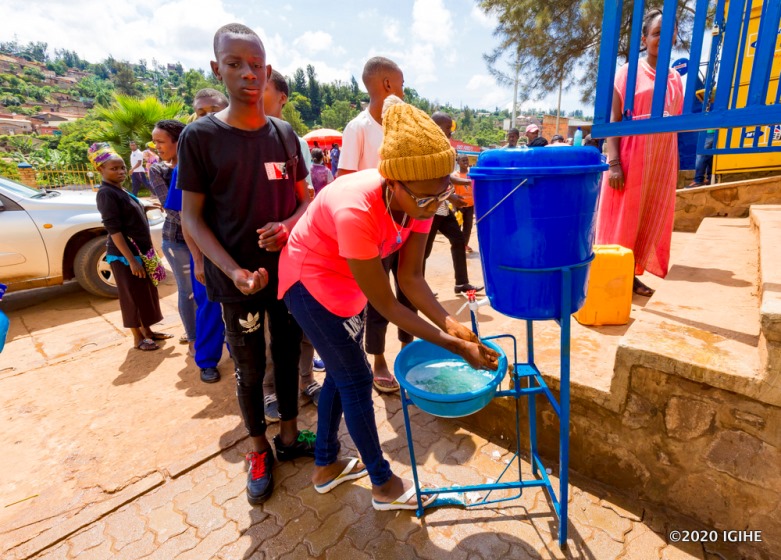 Mbere yo kwinjira mu Isoko rya Kimisagara abantu babanza gukaraba intoki