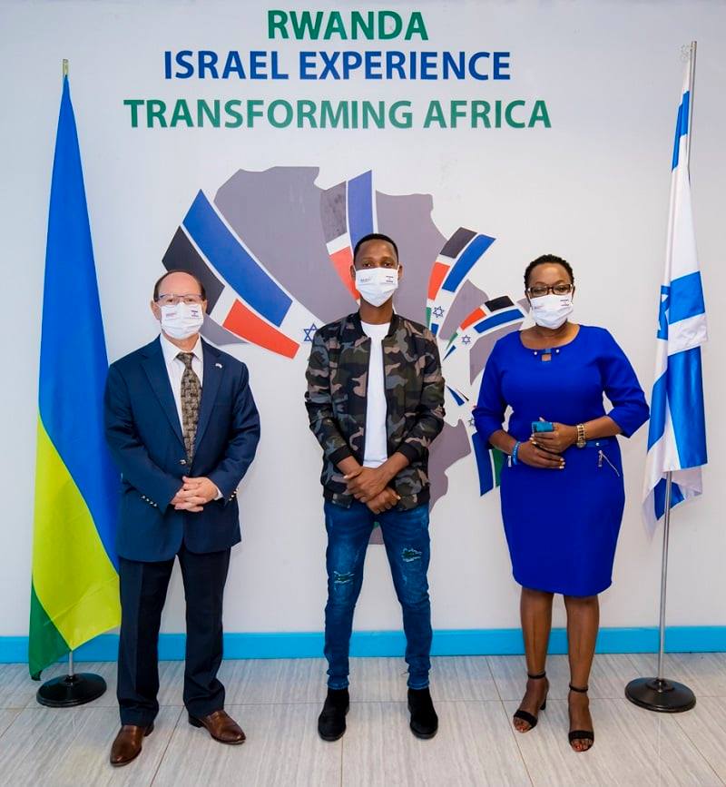 Israel Mbonyi hagati ya Ambasaderi wa Israel mu Rwanda Dr Ron Adam na Betty Mahugu, Umuyobozi wa Sosiyete ‘Go Tell World Exposures’ yateguye uru rugendo ifatanyije na Ambasade ya Israel