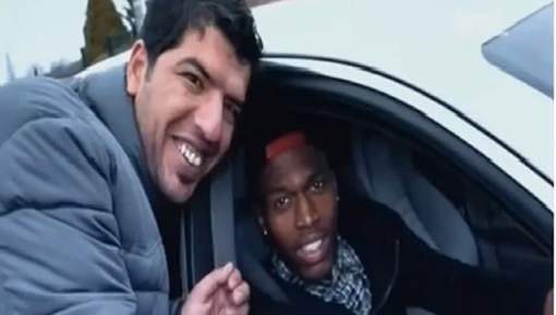 Uyu mufana yifotoranya na Daniel Sturridge ushobora kugira ngo ni Suarez