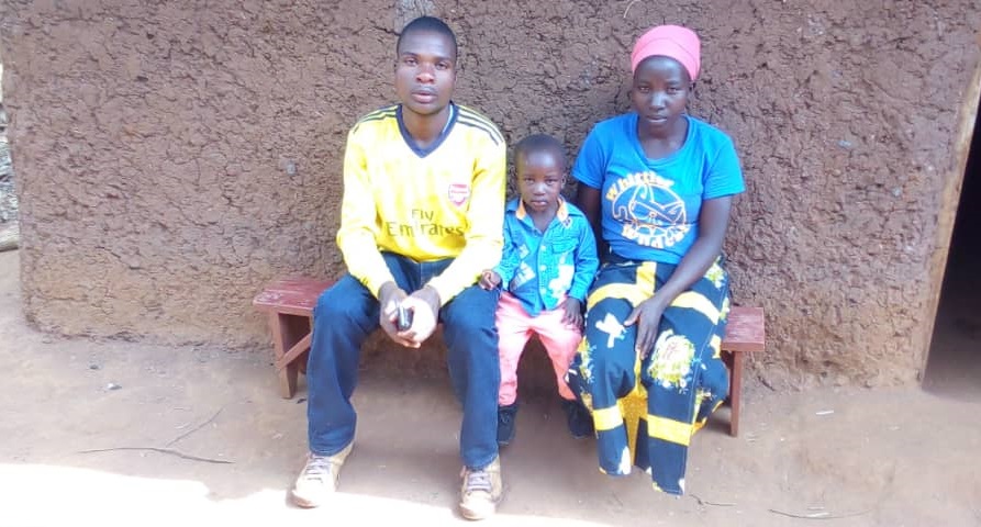 Uzabakiriho Jonas n'umugore we Iradukunda Médiatrice hamwe n'umwana wabo