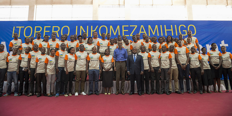 Umukuru w'Igihugu mu ifoto rusange n'urubyiruko mu isozwa ry'Itorero Inkomezamihigo