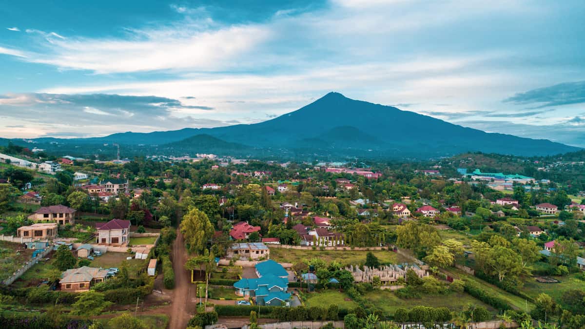 Hakurya iyo kuri uwo musozi, ni Mount Meru ikunze gusurwa cyane na ba mukerarugendo