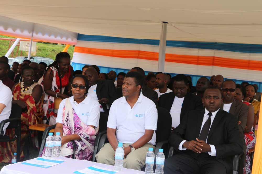 Umuyobozi wa SOS Rwanda, Nyinawagaga Claudine(ibumoso), Umuyobozi Uhagarariye SOS muri Afurika y’Iburasirazuba n’Amajyepfo, Dereje Wordofa n'Umuyobozi w'Akarere ka Nyamagabe, Mugisha Philbert
