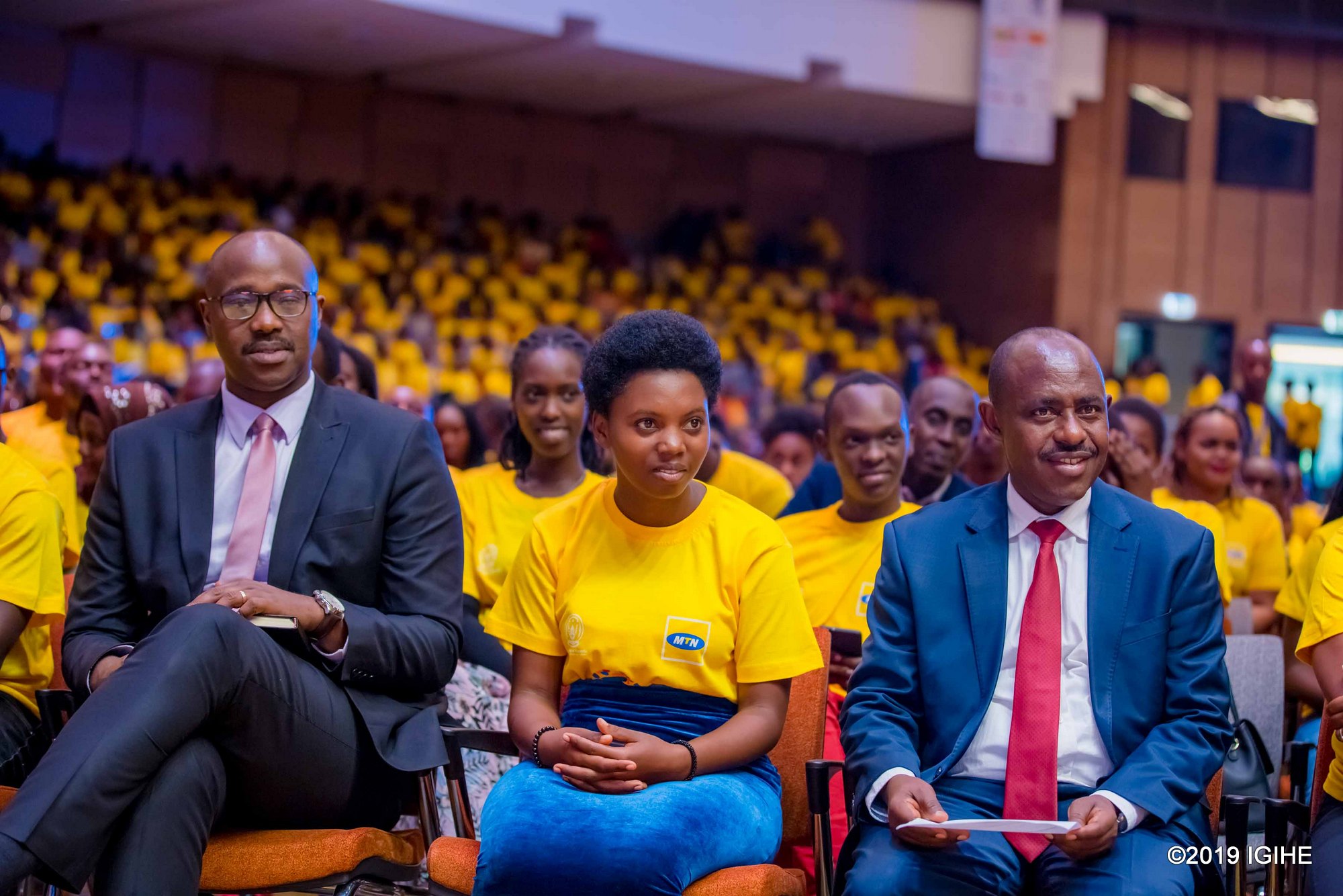 Meya Rubingisa ibumoso na Minisitiri Mutimura iburyo mu bitabiriye