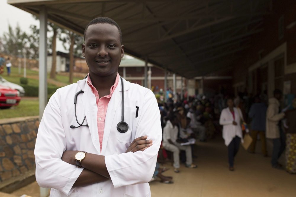 Aha Dr Yvan Butera yakoraga mu Bitaro bya Muhima nk'umuganga