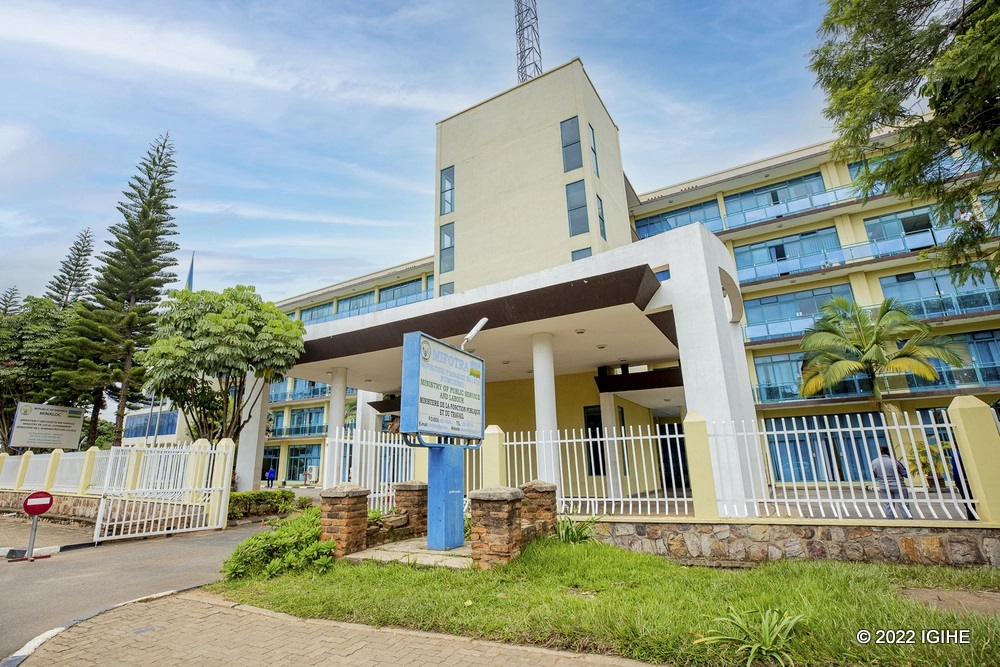 Abakozi ba leta mu turere ntibazongera gukatwa amafaranga atarateganyijwe n'itegeko